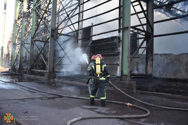 Под Одессой загорелся терминал "ТИС": выгорели 1 000 квадратных метров