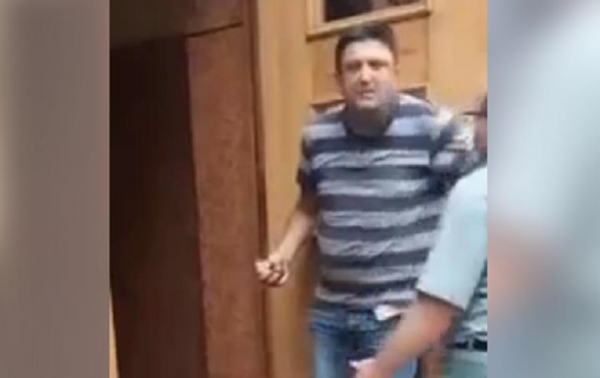 Мужчина угрожает взорвать гранату в Кабмине