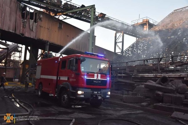 Под Одессой загорелся терминал "ТИС": выгорели 1 000 квадратных метров