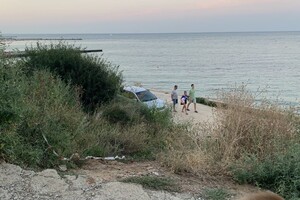 Стройка и немного отдыхающих: как выглядят пляжи в районе Успенского монастыря