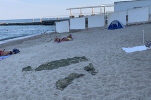 Стройка и немного отдыхающих: как выглядят пляжи в районе Успенского монастыря