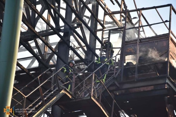 Под Одессой загорелся терминал "ТИС": выгорели 1 000 квадратных метров