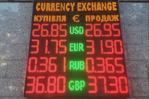 
Валюту продавать не спешат. Каким будет курс доллара во вторник, 3 августа
