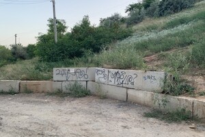 Стройка и немного отдыхающих: как выглядят пляжи в районе Успенского монастыря