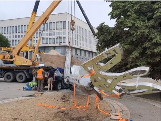 У Херсоні величезний флагшток звалився прямо на автомобіль