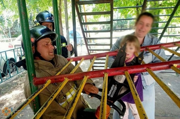 Пятилетняя девочка попала в «плен» на одесской детской площадке