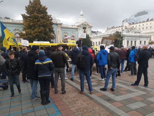 
Владельцы евроблях съехались в Киев: требуют изменить условия растаможки
