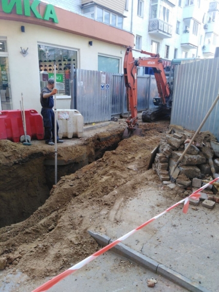 В центре Ильичёвска провалился в яму КамАЗ с водителем