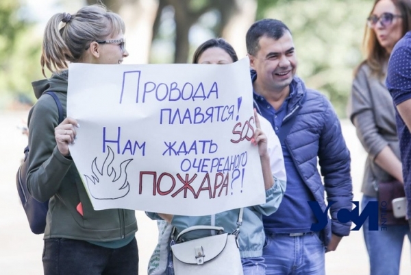 Жители дома на Сахарова требуют дать им нормальное электричество