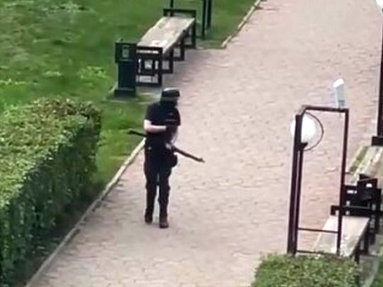 Студенти вистрибували із вікон: юнак влаштував стрілянину в університеті в російській Пермі (відео)