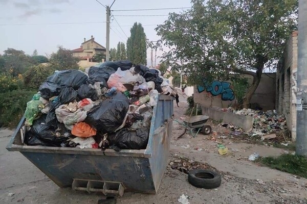 После курортного сезона: на границе Крыжановки и Одессы пытаются убрать тонны мусора