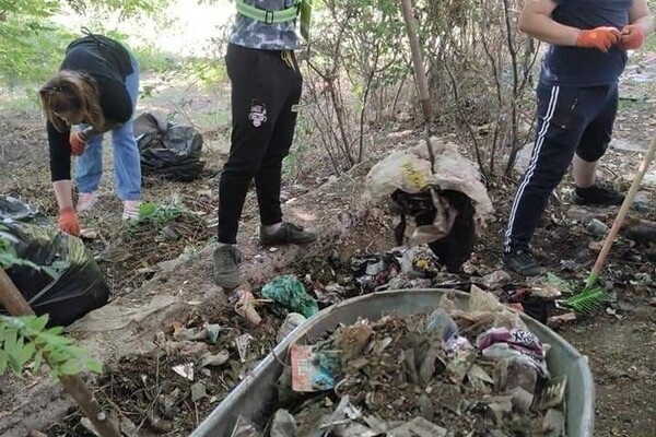 После курортного сезона: на границе Крыжановки и Одессы пытаются убрать тонны мусора