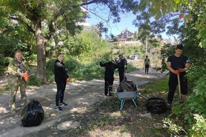 После курортного сезона: на границе Крыжановки и Одессы пытаются убрать тонны мусора