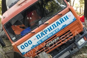 В Одессе бетономешалка провалилась в канаву: водитель сбежал