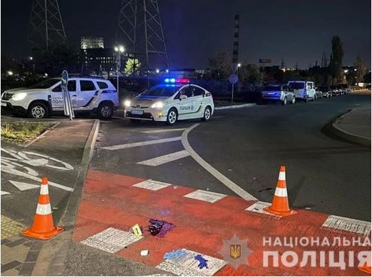 В Києві водій вантажівки збив двох пішоходів: один з постраждалих помер у лікарні