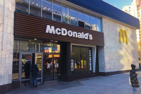
McDonald’s закрыл часть залов по Украине и частично работает на вынос –  адреса
