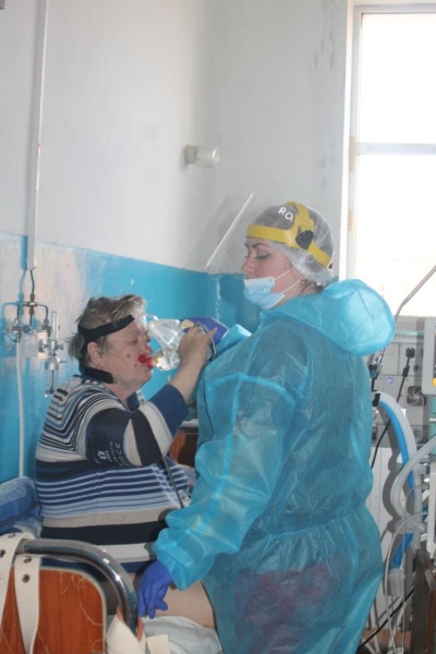 «70-річний чоловік зізнався, що після вакцинації боїться втратити потенцію»: репортаж з пекла — ковідного госпіталю у Полтаві