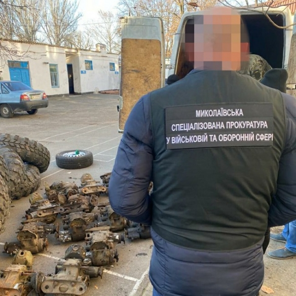 Сотрудники Николаевского бронетанкового завода украли запчасти для БТР и хотели продать их в Закарпатье