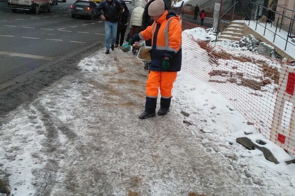 Борьба с непогодой продолжается: одесситов просят ограничить перемещения по городу