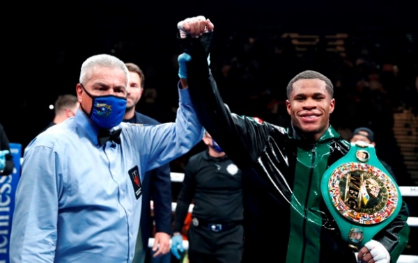 Хэйни одержал победу над Диасом и защитил титул чемпиона мира