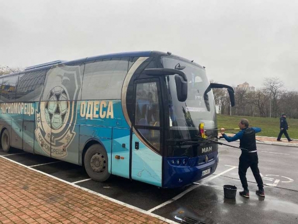 Фанаты «Черноморца» напали на клубный автобус своей же команды