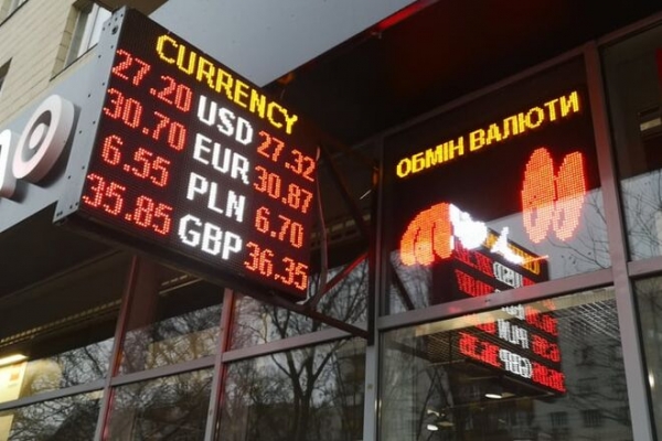 
Украинцев отвадили от обменников: гривну штормит. Каким будет курс доллара в понедельник, 6 декабря
