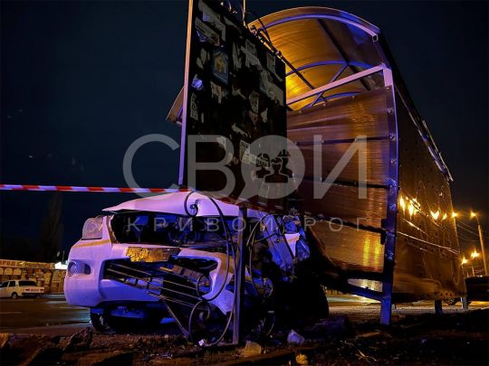 У Кривому Розі одеський прокурор протаранив зупинку: що відомо (фото)