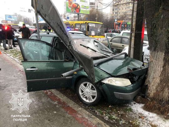 У Луцьку автомобіль влетів у натовп пішоходів: є постраждалі, серед них дитина
