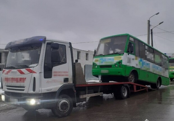 За долги: в Харькове маршрутку забрали на штрафплощадку