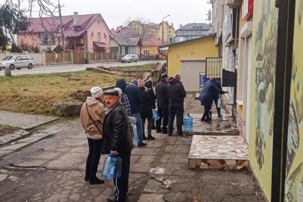 
Жители Трускавца второй день сидят без воды: власть обещает вернуть подачу к утру, люди готовятся митинговать

