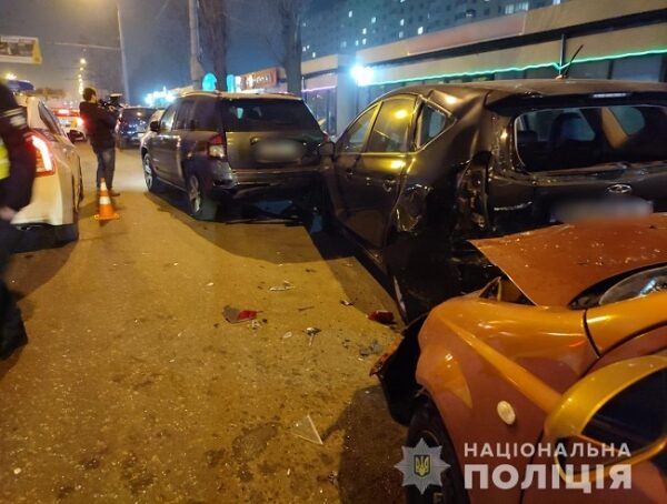 На Таирова водитель сбил девочку и протаранил три автомобиля На Таирова водитель сбил девочку и протаранил три автомобиля