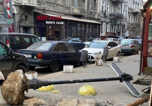 В Одессе самокатчик врезался в уличный указатель и серьезно травмировался