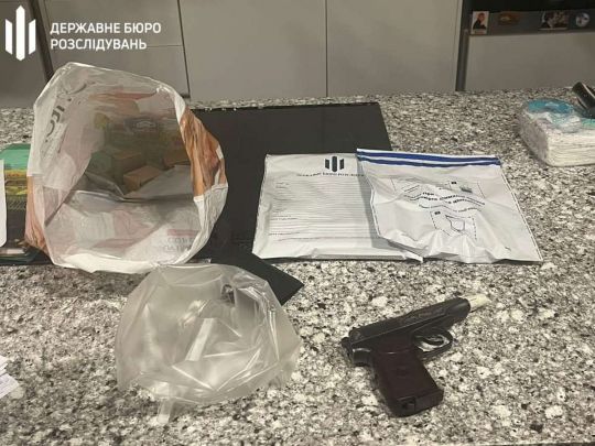 Обшуки у нардепів від ОПЗЖ: вилучено зброю та багато валюти