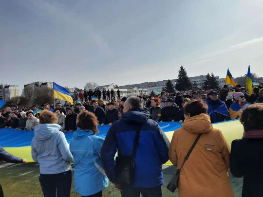 Окупанти зайшли у Славутич: викрали мера, обстріляли мітинг, але люди не розходяться