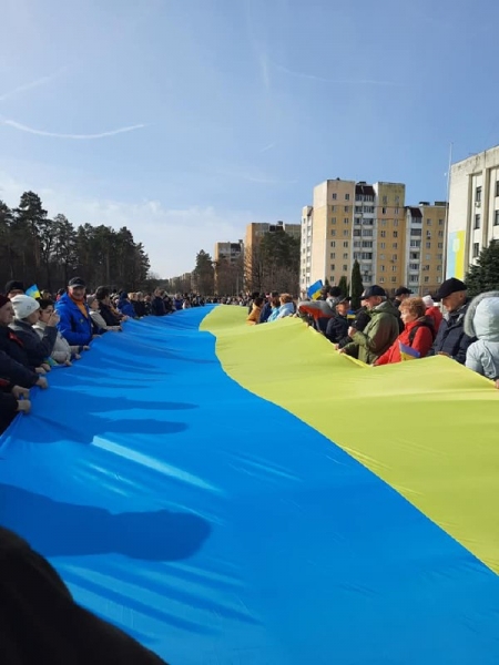 Окупанти зайшли у Славутич: викрали мера, обстріляли мітинг, але люди не розходяться