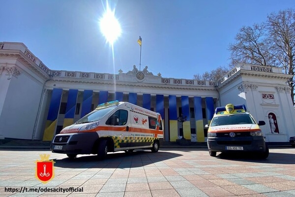 "Скорые", продукты и медикаменты: в Одессу снова передают гумпомощь