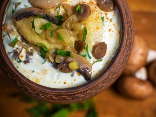 Галушки з куркою та грибами в горщиках: смачна та ситна вечеря