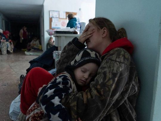 «Щоби нагодувати дітей, я була готова вбити собаку»: три страшні історії з Маріуполя