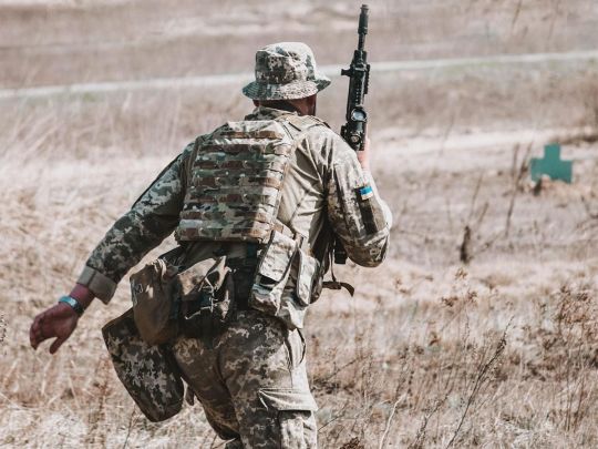 Ворог намагається наступати на Донбасі, на інших напрямках пішов у оборону, — Генштаб
