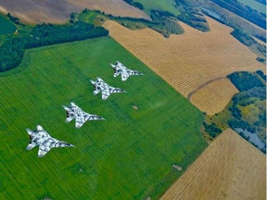 Ворог намагається наступати на Харків та Слов'янськ, а також захопити дорогу Бахмут — Лісичанськ, але ЗСУ відбивають усі атаки, — Генштаб