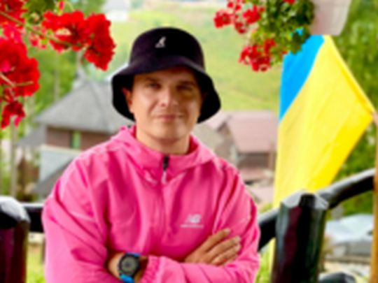 «З асфальту біля нашого будинку стирчала ракета, а по узбіччях лежали трупи»: Анатолій Анатоліч про життя в епіцентрі боїв під Києвом