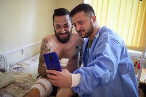 Посещал раненных и наблюдал за загрузкой зерна: что делал Зеленский в Одесской области