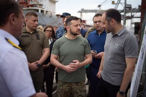 Посещал раненных и наблюдал за загрузкой зерна: что делал Зеленский в Одесской области