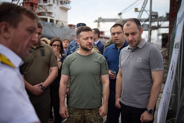 Посещал раненных и наблюдал за загрузкой зерна: что делал Зеленский в Одесской области