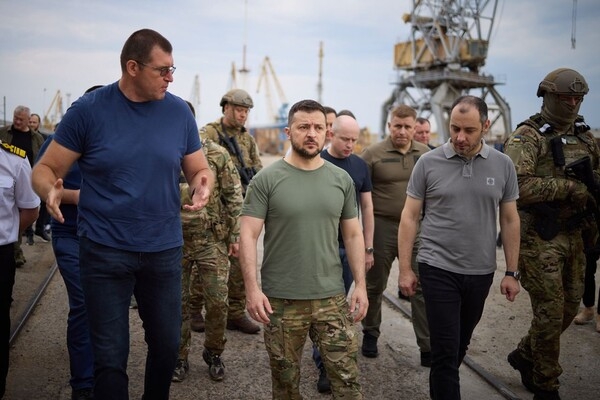 Посещал раненных и наблюдал за загрузкой зерна: что делал Зеленский в Одесской области