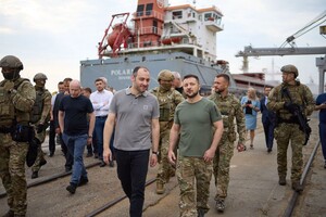 Посещал раненных и наблюдал за загрузкой зерна: что делал Зеленский в Одесской области