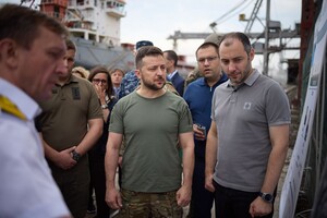 Посещал раненных и наблюдал за загрузкой зерна: что делал Зеленский в Одесской области