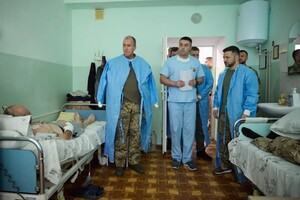 Посещал раненных и наблюдал за загрузкой зерна: что делал Зеленский в Одесской области