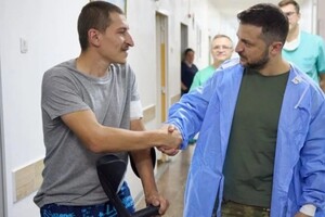 Посещал раненных и наблюдал за загрузкой зерна: что делал Зеленский в Одесской области