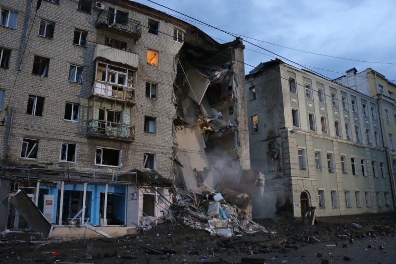 У Харкові ракета окупантів поцілила у багатоповерхівку: триває розбір завалів